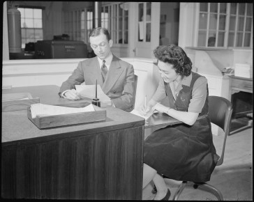 Tule_Lake_Relocation_Center,_Newell,_California._Elva_Shinozaki,_Stenographer._-_NARA_-_536677